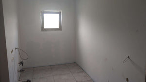 Ponçage des murs, des plafonds et application d'une couche d'apprêt avec du mastic pour le projet de maison. thumbnail