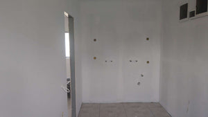 Ponçage des murs, des plafonds et application d'une couche d'apprêt avec du mastic pour le projet de maison. thumbnail