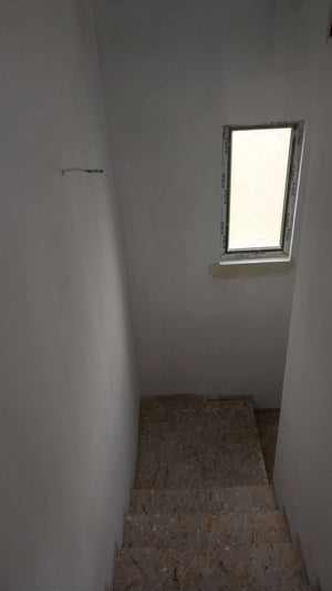 Ponçage des murs, des plafonds et application d'une couche d'apprêt avec du mastic pour le projet de maison. thumbnail