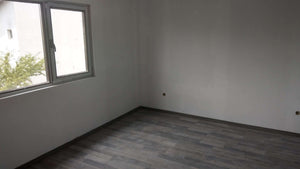 Ponçage des murs, des plafonds et application d'une couche d'apprêt avec du mastic pour le projet de maison. thumbnail