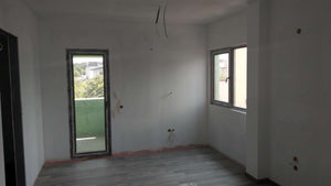 Ponçage des murs, des plafonds et application d'une couche d'apprêt avec du mastic pour le projet de maison. thumbnail