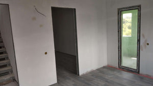 Ponçage des murs, des plafonds et application d'une couche d'apprêt avec du mastic pour le projet de maison. thumbnail