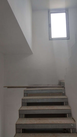 Ponçage des murs, des plafonds et application d'une couche d'apprêt avec du mastic pour le projet de maison. thumbnail
