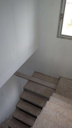 Ponçage des murs, des plafonds et application d'une couche d'apprêt avec du mastic pour le projet de maison. thumbnail