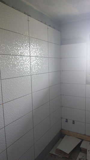 Ponçage des murs, des plafonds et application d'une couche d'apprêt avec du mastic pour le projet de maison. thumbnail
