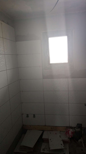 Ponçage des murs, des plafonds et application d'une couche d'apprêt avec du mastic pour le projet de maison. thumbnail