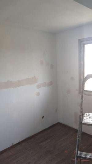 Ponçage des murs, des plafonds et application d'une couche d'apprêt avec du mastic pour le projet de maison. thumbnail