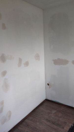 Ponçage des murs, des plafonds et application d'une couche d'apprêt avec du mastic pour le projet de maison. thumbnail