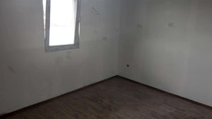Ponçage des murs, des plafonds et application d'une couche d'apprêt avec du mastic pour le projet de maison. thumbnail
