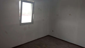 Ponçage des murs, des plafonds et application d'une couche d'apprêt avec du mastic pour le projet de maison. thumbnail