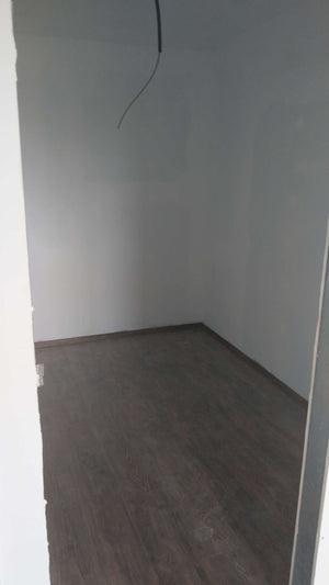 Ponçage des murs, des plafonds et application d'une couche d'apprêt avec du mastic pour le projet de maison. thumbnail