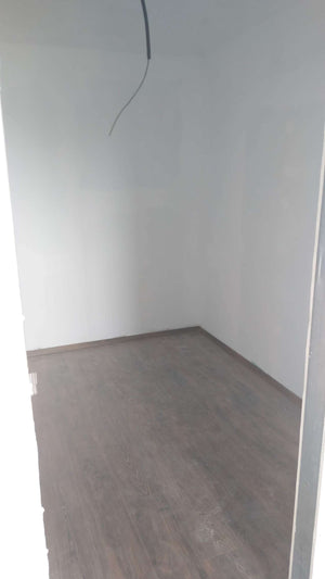 Ponçage des murs, des plafonds et application d'une couche d'apprêt avec du mastic pour le projet de maison. thumbnail