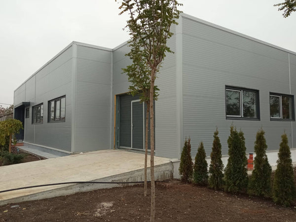 Iluminare naturala asigurata prin ferestre termoizolante hala metalica