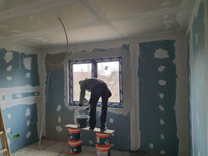Cloisons intérieures en plaques de plâtre, ponçage et enduisage pour une maison de plain-pied avec étage thumbnail