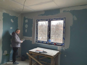 Cloisons intérieures en plaques de plâtre, ponçage et enduisage pour une maison de plain-pied avec étage thumbnail