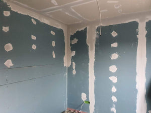 Cloisons intérieures en plaques de plâtre, ponçage et enduisage pour une maison de plain-pied avec étage thumbnail