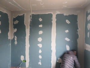 Cloisons intérieures en plaques de plâtre, ponçage et enduisage pour une maison de plain-pied avec étage thumbnail