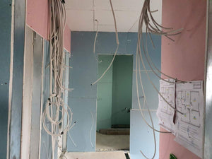 Cloisons intérieures en plaques de plâtre, ponçage et enduisage pour une maison de plain-pied avec étage thumbnail
