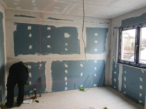 Cloisons intérieures en plaques de plâtre, ponçage et enduisage pour une maison de plain-pied avec étage thumbnail