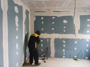 Cloisons intérieures en plaques de plâtre, ponçage et enduisage pour une maison de plain-pied avec étage thumbnail