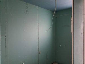 Cloisons intérieures en plaques de plâtre, ponçage et enduisage pour une maison de plain-pied avec étage thumbnail