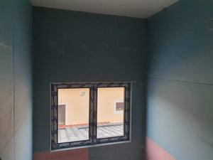 Cloisons intérieures en plaques de plâtre, ponçage et enduisage pour une maison de plain-pied avec étage thumbnail