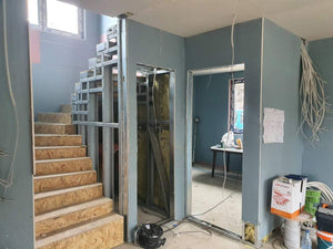 Cloisons intérieures en plaques de plâtre, ponçage et enduisage pour une maison de plain-pied avec étage thumbnail