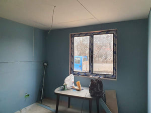 Cloisons intérieures en plaques de plâtre, ponçage et enduisage pour une maison de plain-pied avec étage thumbnail