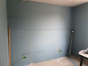 Cloisons intérieures en plaques de plâtre, ponçage et enduisage pour une maison de plain-pied avec étage thumbnail