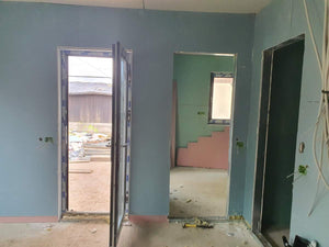 Cloisons intérieures en plaques de plâtre, ponçage et enduisage pour une maison de plain-pied avec étage thumbnail