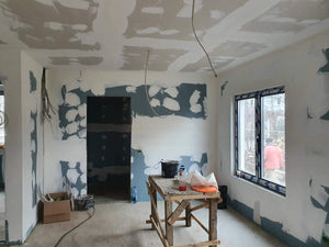 Cloisons intérieures en plaques de plâtre, ponçage et enduisage pour une maison de plain-pied avec étage thumbnail