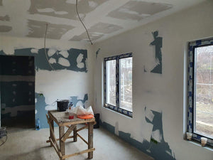Cloisons intérieures en plaques de plâtre, ponçage et enduisage pour une maison de plain-pied avec étage thumbnail