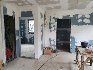 Cloisons intérieures en plaques de plâtre, ponçage et enduisage pour une maison de plain-pied avec étage thumbnail