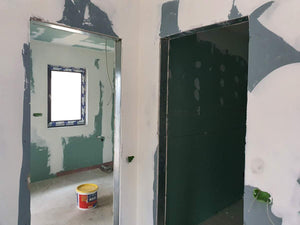 Cloisons intérieures en plaques de plâtre, ponçage et enduisage pour une maison de plain-pied avec étage thumbnail