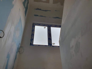 Cloisons intérieures en plaques de plâtre, ponçage et enduisage pour une maison de plain-pied avec étage thumbnail