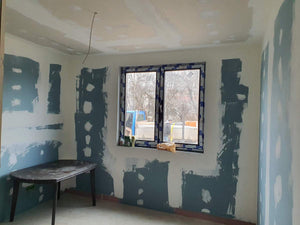 Cloisons intérieures en plaques de plâtre, ponçage et enduisage pour une maison de plain-pied avec étage thumbnail