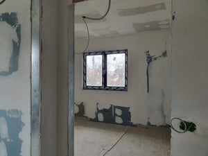 Cloisons intérieures en plaques de plâtre, ponçage et enduisage pour une maison de plain-pied avec étage thumbnail