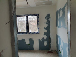 Cloisons intérieures en plaques de plâtre, ponçage et enduisage pour une maison de plain-pied avec étage thumbnail