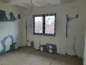 Cloisons intérieures en plaques de plâtre, ponçage et enduisage pour une maison de plain-pied avec étage thumbnail