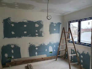 Cloisons intérieures en plaques de plâtre, ponçage et enduisage pour une maison de plain-pied avec étage thumbnail