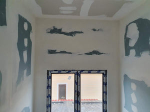 Cloisons intérieures en plaques de plâtre, ponçage et enduisage pour une maison de plain-pied avec étage thumbnail