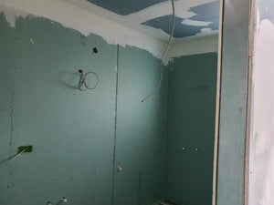 Cloisons intérieures en plaques de plâtre, ponçage et enduisage pour une maison de plain-pied avec étage thumbnail