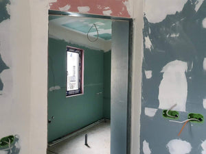 Cloisons intérieures en plaques de plâtre, ponçage et enduisage pour une maison de plain-pied avec étage thumbnail