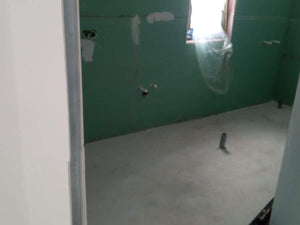 Cloisons intérieures en plaques de plâtre, ponçage et enduisage pour une maison de plain-pied avec étage thumbnail