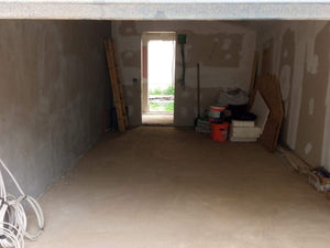 Cloisons intérieures en plaques de plâtre, ponçage et enduisage pour une maison de plain-pied avec étage thumbnail