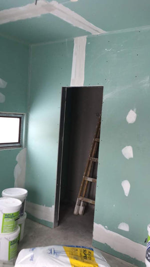 Cloisons intérieures en plaques de plâtre, ponçage et enduisage pour une maison de plain-pied avec étage thumbnail
