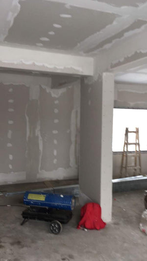 Cloisons intérieures en plaques de plâtre, ponçage et enduisage pour une maison de plain-pied avec étage thumbnail
