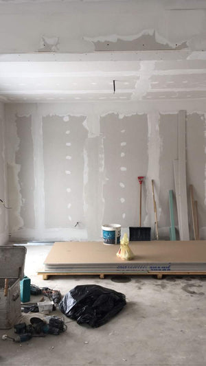 Cloisons intérieures en plaques de plâtre, ponçage et enduisage pour une maison de plain-pied avec étage thumbnail