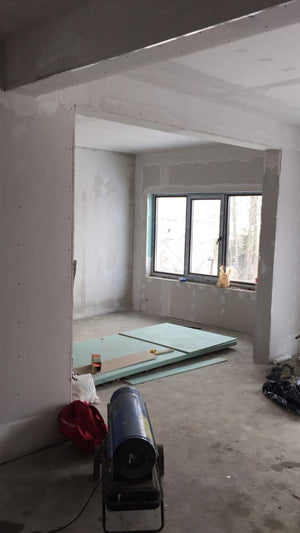 Cloisons intérieures en plaques de plâtre, ponçage et enduisage pour une maison de plain-pied avec étage thumbnail
