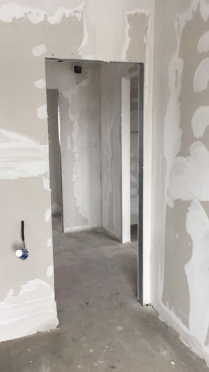 Cloisons intérieures en plaques de plâtre, ponçage et enduisage pour une maison de plain-pied avec étage thumbnail